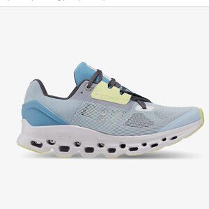 Like new On Cloudstratus running shoes size 7